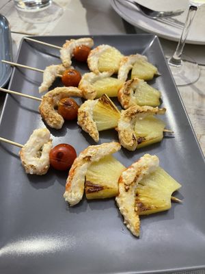 Brochetas de langostinos piña y cherrys  at Contracorriente in Ourense
