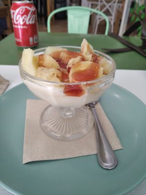 Crema de vainilla con canela y fruta fresca at Contracorriente in Ourense