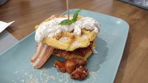 Gofre de BBQ pollo y beicon at Contracorriente in Ourense