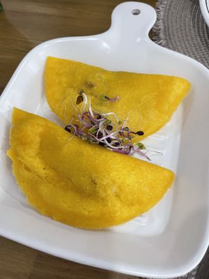 Empanadillas de pollo y queso  at Contracorriente in Ourense