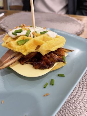 Gofre de patata con pulled porck barbacoa  at Contracorriente in Ourense