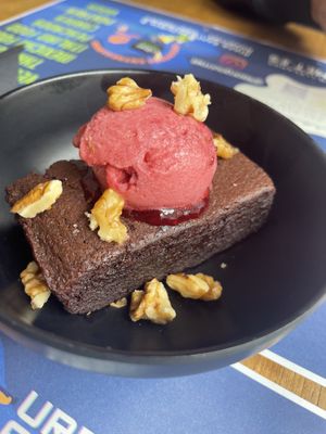 Brownie vegano con helado de frambuesa   at Tizar Gourmet Restaurante y Taperia in Ourense