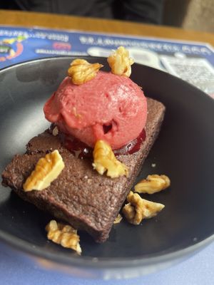 Brownie vegano con helado de frambuesa   at Tizar Gourmet Restaurante y Taperia in Ourense