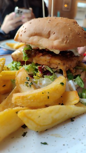 🍔 y 🍟 at Tizar Gourmet Restaurante y Taperia in Ourense