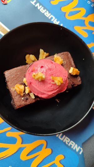 Brownie con helado de frambuesa at Tizar Gourmet Restaurante y Taperia in Ourense