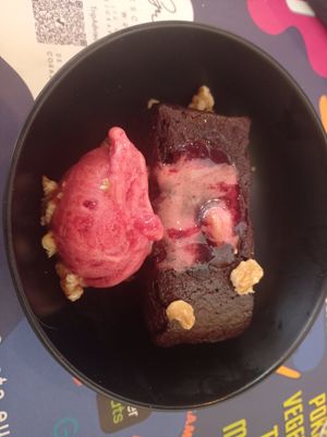 Brownie con helado de frambuesa at Tizar Gourmet Restaurante y Taperia in Ourense