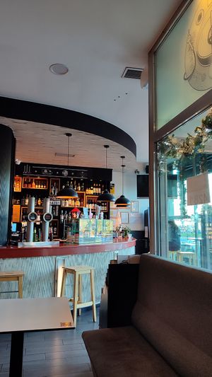 Barra interior at Bekas Snack Bar Cafe in Ourense