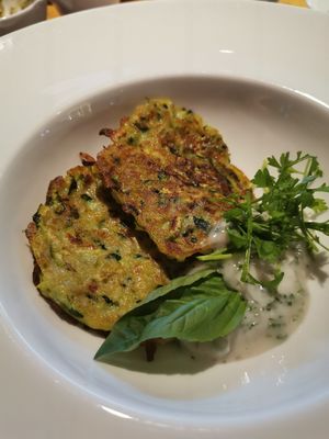 Zuchini Puffer als Teil eines 4-Gänge-Menüs at Hotel Im Tiefenbrunn in Lana