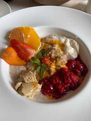 Morgen gibt es veganes Bircher Müsli oder alternativ kann man sich ein eigenes veganes Porridge zusammenstellen und aufkochen lassen at Hotel Im Tiefenbrunn in Lana