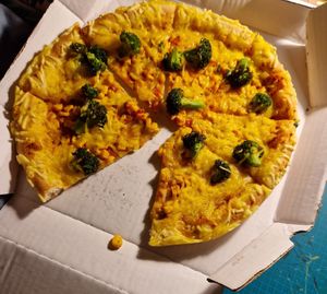 Pizza Margherita + Mais & Brokkoli at Smiley's Pizza - Altona in Hamburg