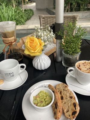 Torradas com guacamole como opção vegana de comida at Sterna Café in Sao Paulo