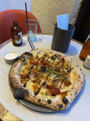 Check out this tasty dish! The One That’s Telling Porkies with some garlic sauce to dip those soft chunky sourdough crusts in. Mmmm! 🤤  at Purezza in Manchester