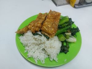 2 dishes over rice at Fook Luk Sau in Hong Kong Island