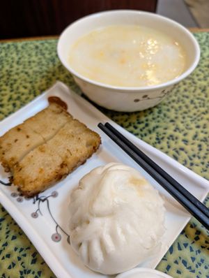 Steam bun, turnip cake, rice soup at Fook Luk Sau in Hong Kong Island