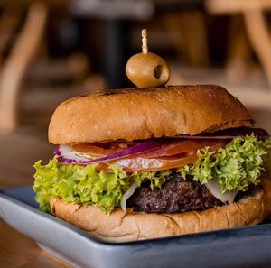 Hamburguesa con Beyond Meat at Pajaretto Café in Guadalajara