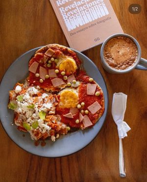 Huevos Montados con jamón vegetal at Pajaretto Café in Guadalajara
