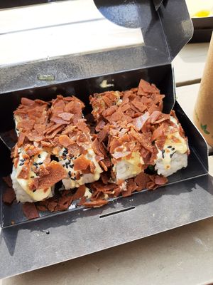 Habibi Durce Sushi. Crunchy Topping mit karamellisierten Zwiebeln at Loco Sushi in Hamburg