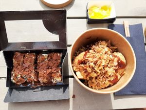 Habibi Dulce & Crunchy Flower BBQ, dazu separat etwas Mango at Loco Sushi in Hamburg