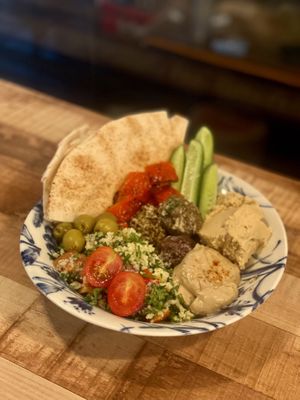 This is how Nosh’s foods look like when you put on the plate after receiving it by delivery. Can you imagine you can eat these sincerely made home meal style by delivery?!!!!   at Nosh in Seoul