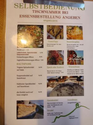 Vegane spinatknödel auf Salat, aber sonst nichts veganes at Goasn Wirtshaus in Salzburg