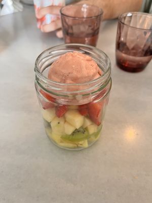 Bol de frutas con helado vegano  at La Época de Maricastaña in Aguadulce