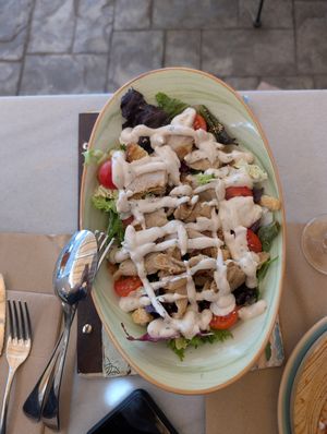 Ensalada cesar vegana at La Época de Maricastaña in Aguadulce