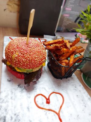 Chicken burger met zoete aardappel frietjes at Vegan Temple Bar in Amsterdam
