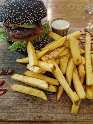 Bacon Burger mit Pommes at Vegan Temple Bar in Amsterdam