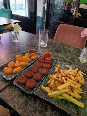Tutto buonissimo, soprattutto i falafel. Personale gentile. Locale pulito. Ottima posizione at Vegan Temple Bar in Amsterdam