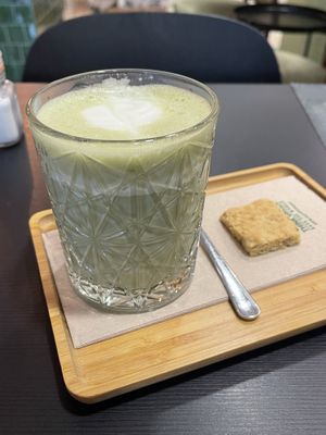 Vegan matcha latte  at MAU Kattencafé in Genk