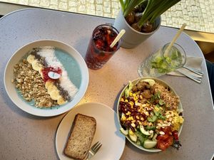 Salatbowl, Smoothiebowl, Bananenbrot  at Kaspar Schmauser in Nuremberg