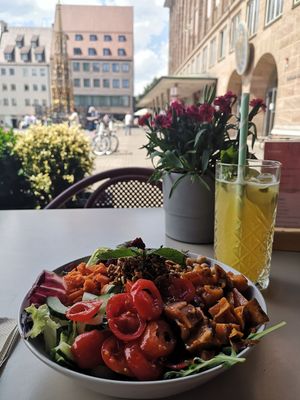ORIENTAL VIBEZ SALAD & MANGO-MARACUJA-LIMONADE at Kaspar Schmauser in Nuremberg