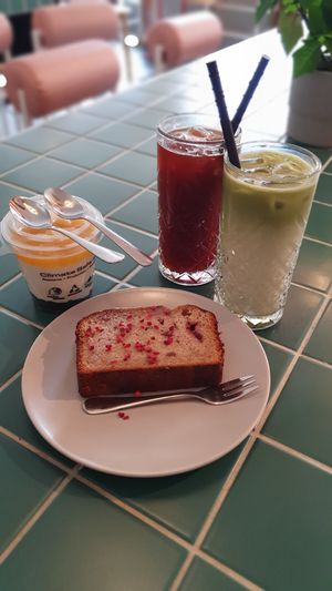 Banana bread, mango cheesecake desert, iced American and iced matcha latte at Kaspar Schmauser in Nuremberg