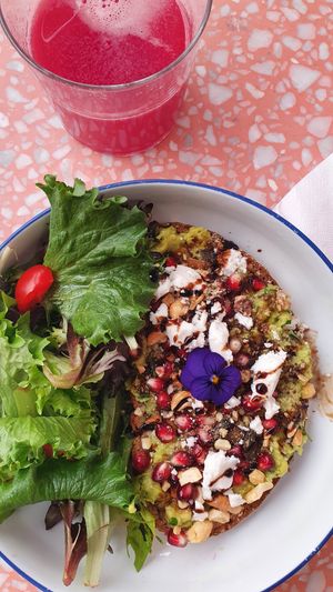 Avocado toast with vegan feta & beetroot/apple/pineapple juice at Charli's Crew in Paris