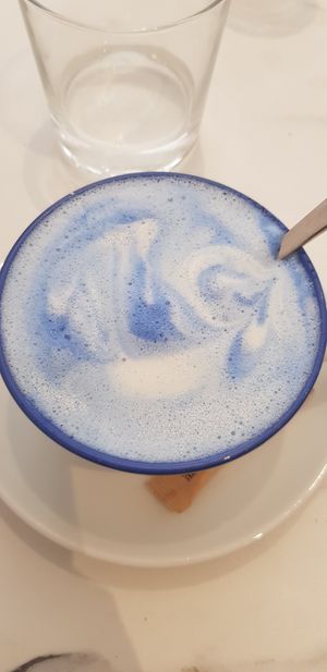 The terrible drink in question. Beneath this luscious foam were clumps of butterfly pea powder 😫 at Charli's Crew in Paris