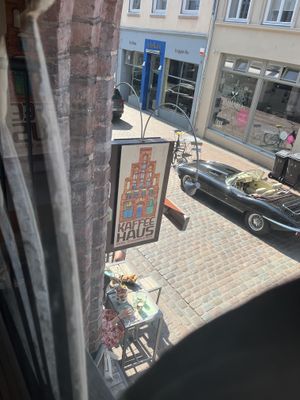Blick von der Galerie auf die Straße  at Kaffeehaus in Luebeck