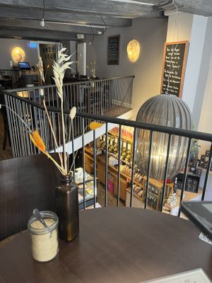 Mit Galerie zum Sitzen und Kaffeeduft schnuppern  at Kaffeehaus in Luebeck
