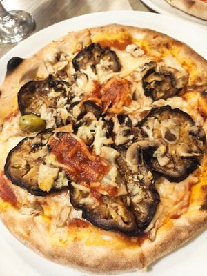 Pizza de berenjena con champiñones y queso vegano at Pizzeria Nando in Sant Joan Dalacant