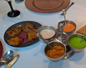 Pakoras vegetales y salsas variadas (una vegana, de mango y cebolla), todo buenísimo at Royal Tandoori in Oviedo