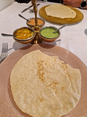 Papadom con chutney de mango, salsa de yogur y menta y picante. at Royal Tandoori in Oviedo