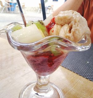Copa de sorbete de higo y frutas del bosque con fruta at Al Lago  in Zahara De La Sierra