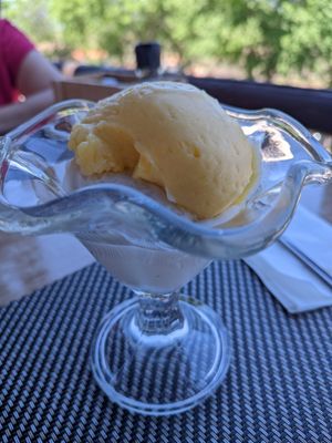 Copa de helado vegano de coco y mango at Al Lago  in Zahara De La Sierra