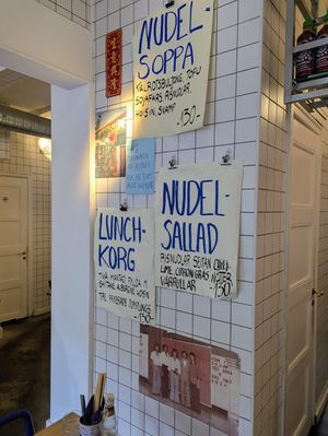 Das Mittagsangebot wechselt: es lohnt sich also mehrfach hier essen zu gehen 🤭 at Rau in Malmo