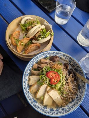 Vegane Nudelsuppe und Bao Bun mit Dumplings at Rau in Malmo