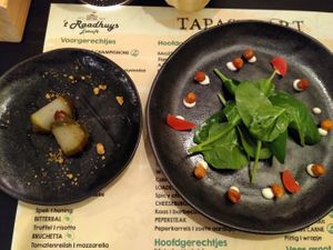Dadel met courgette voorgerecht en de gegrilde kikkererwten. at Eetcafé 't Raadhuys in Aalten