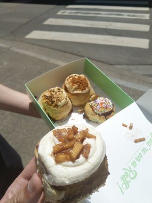4 cinnamon rolls: apple, almond & pistachio, speculoos (Biscoff) & rainbow sprinkles (for pride month) at Have a Roll in Antwerpen