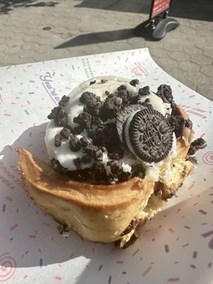 Seasonal cinnamon bun: with oreo  at Have a Roll in Antwerpen