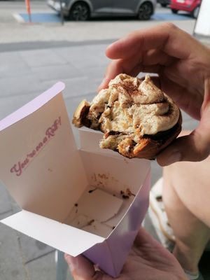 Cinnabun with toffie cream at Have a Roll in Antwerpen