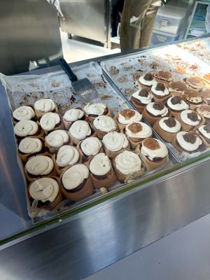 Vanilla, vanilla with apple, vanilla with cookie dough, biscoff. They also had coffee flavor - not pictured  at Have a Roll in Antwerpen