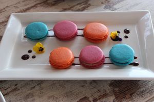 MACARRONS VEGANOS 

(BASE DE POLVO DE ALMENDRA Y MERENGUE DE AQUAFABA, RELLENOS DE GANACHE OBSCURO VEGANO CON HIGO Y ANÍS; GANACHE BLANCO VEGANO CON MANGO, COCO, CÚRCUMA Y CA at La Route Des Vins Cholula in San Andres Cholula